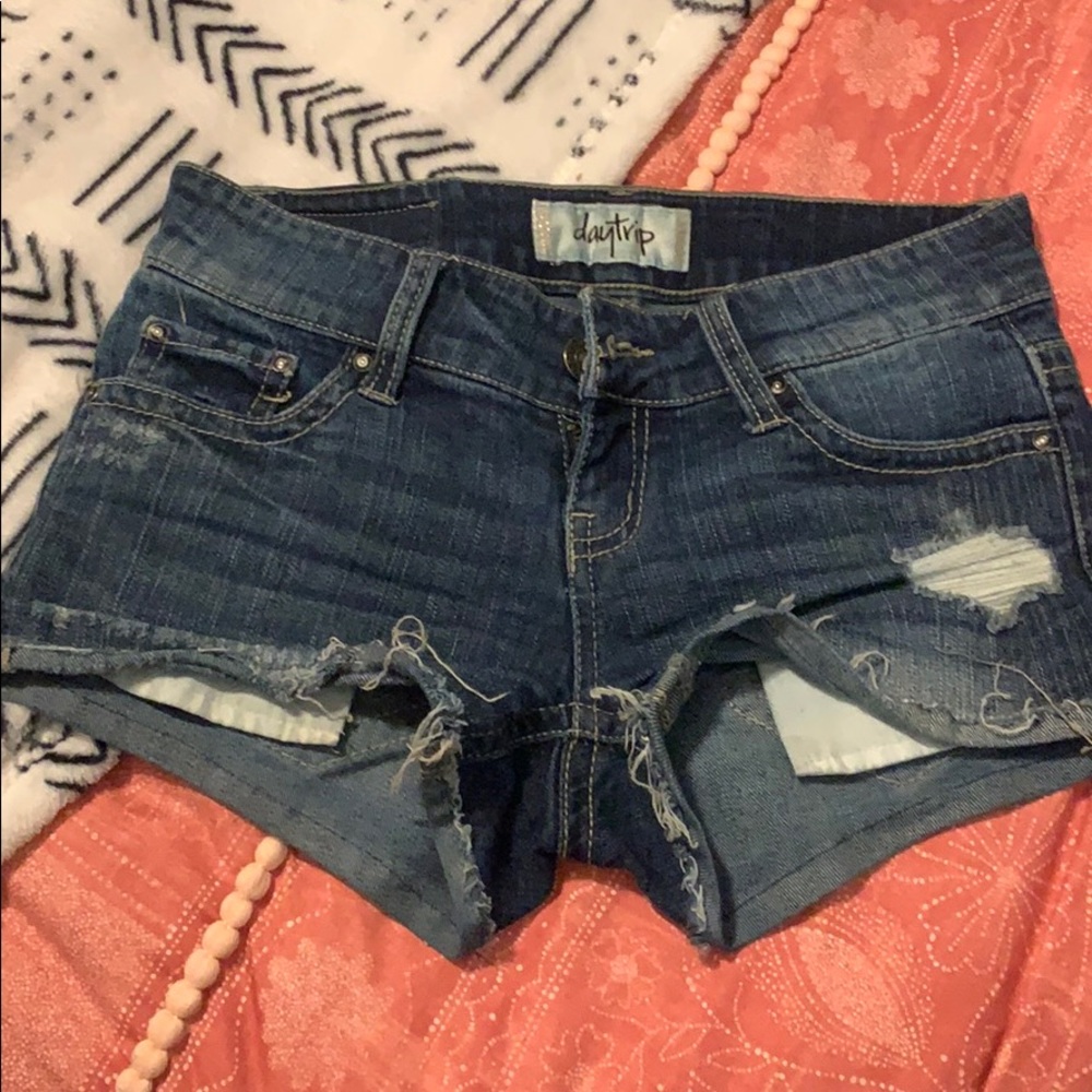 Daytrip by Buckle dark denim shorts💙